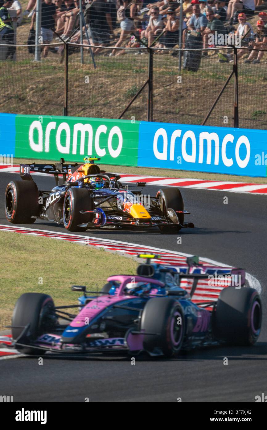 Alpin Formel-1-Auto vor einem Red Bull während des Großen Preises von Ungarn 2026 auf dem Hungaroring, Ungarn. Stockfoto