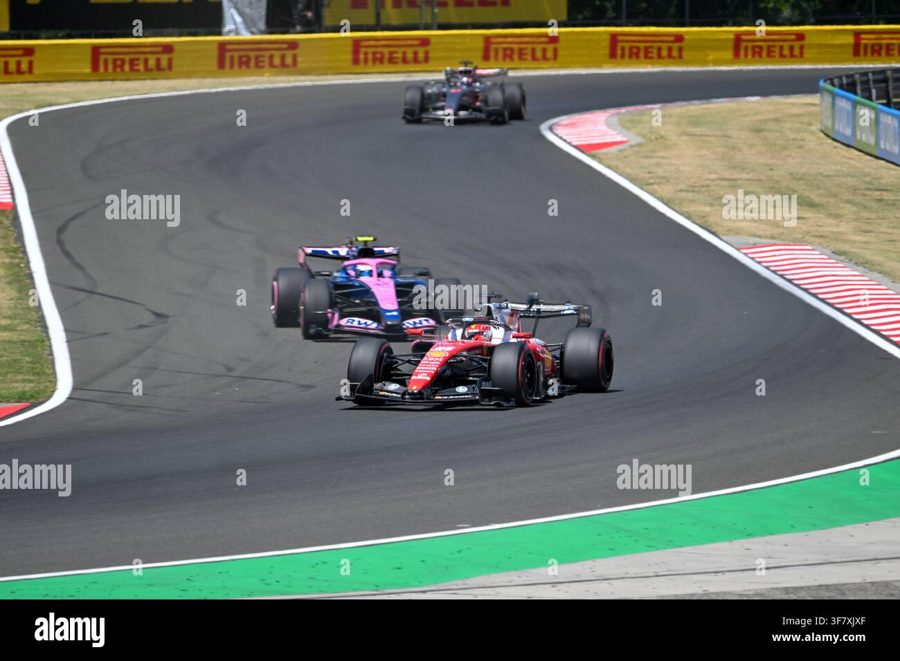 Lewis Hamilton im Ferrari Nr. 44 führt einen Alpine während des Ungarischen Grand Prix 2026 auf dem Hungaroring, Ungarn Stockfoto