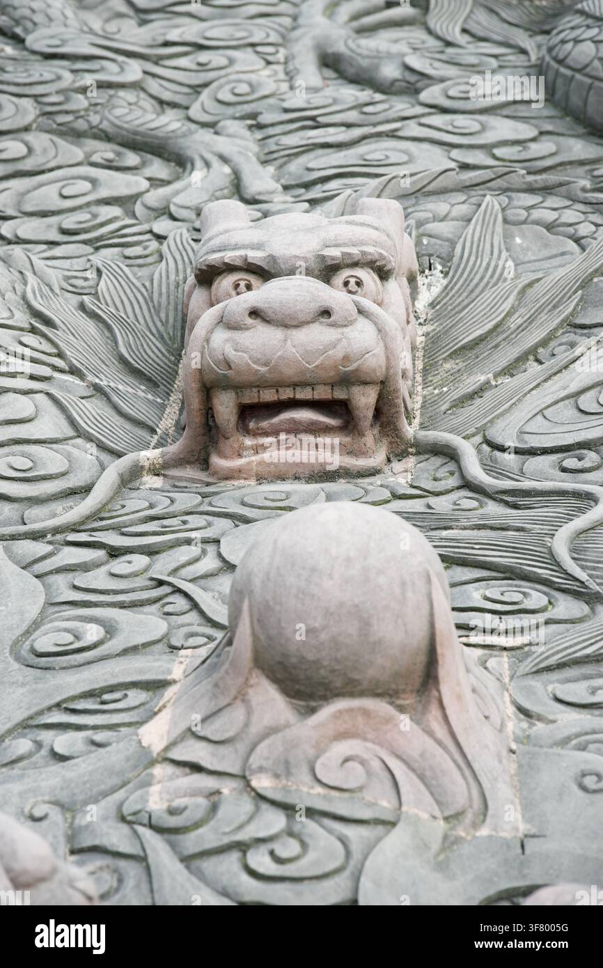 Aufwendige Steinschnitzerei eines mythischen Drachen in Chengdu Stockfoto