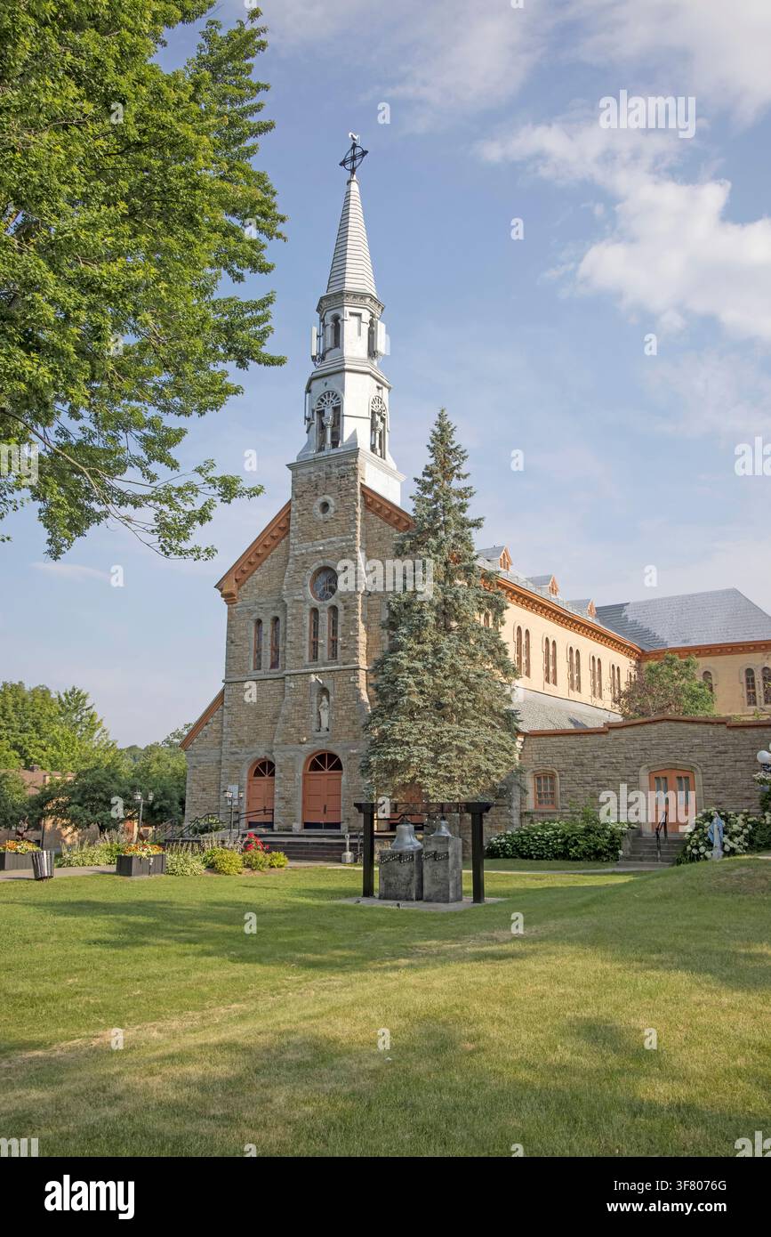 eine liebliche Kirche im hübschen kleinen Dorf Montebello in Quebec, Kanada Stockfoto
