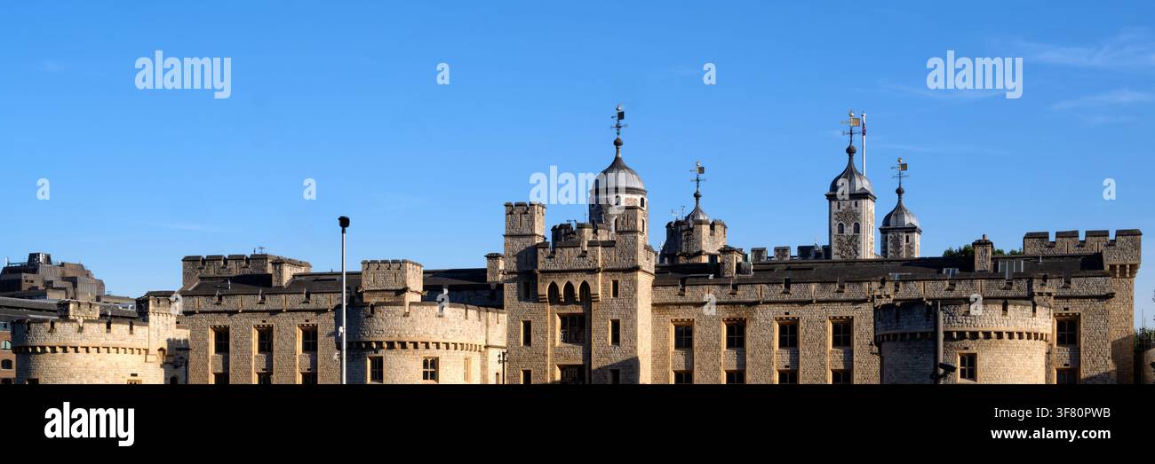 Panorama des Tower of London isoliert vor blauem Himmel Stockfoto