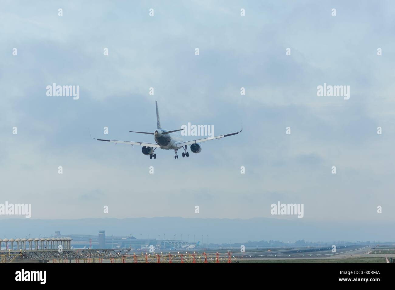Flugzeug nähert sich der Landung auf der Landebahn Stockfoto