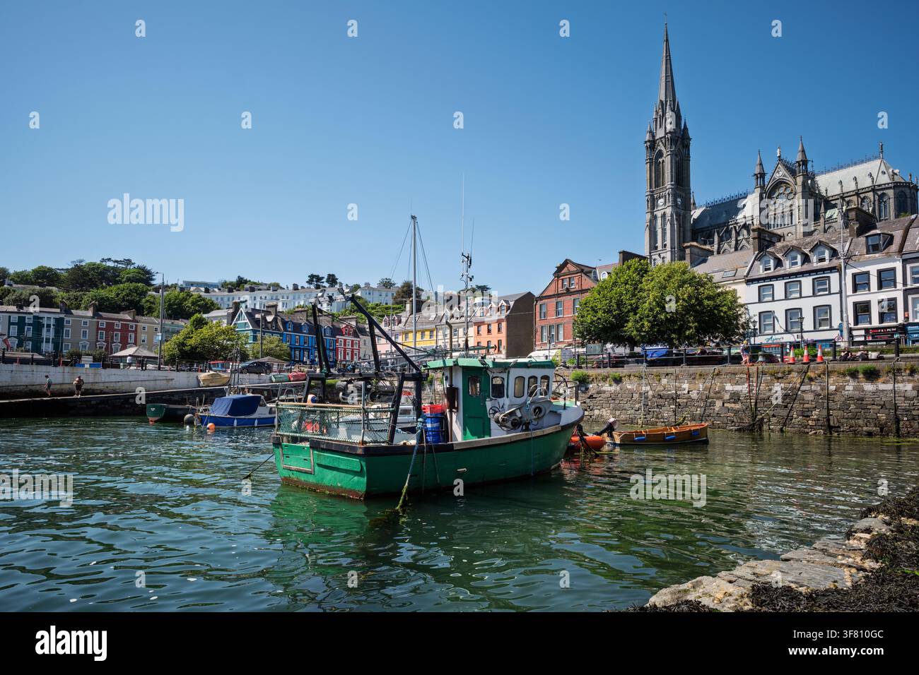 Der Hafen und die St Colman's Kathedrale, Cobh, County Cork, Irland Stockfoto
