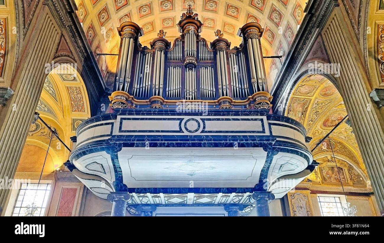 Die historische Orgel im Inneren der Kathedrale von Santa Maria Assunta in Ajaccio, Korsika, Frankreich Stockfoto