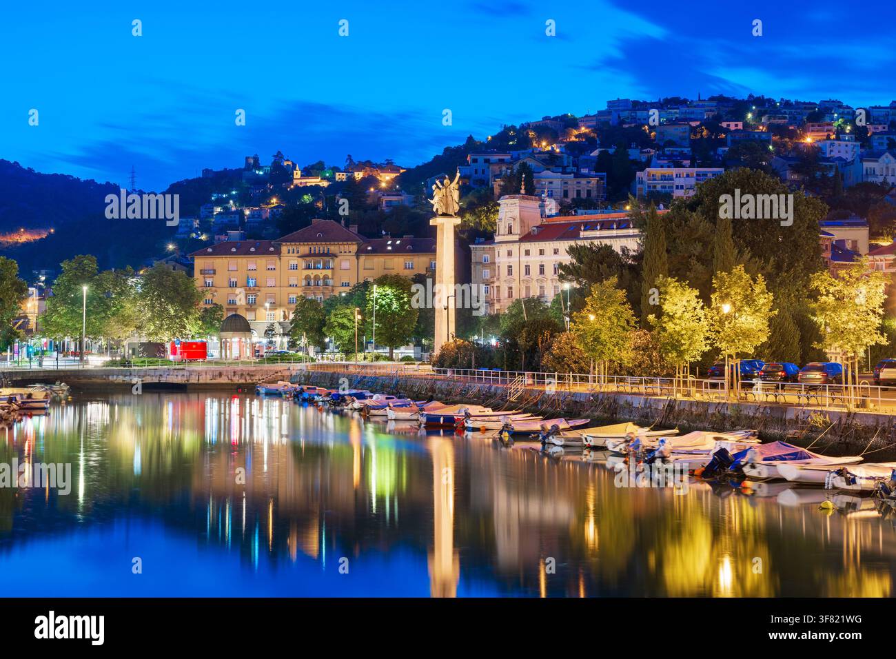Rijeka, Kroatien am Kanal in der Blauen Stunde. Stockfoto