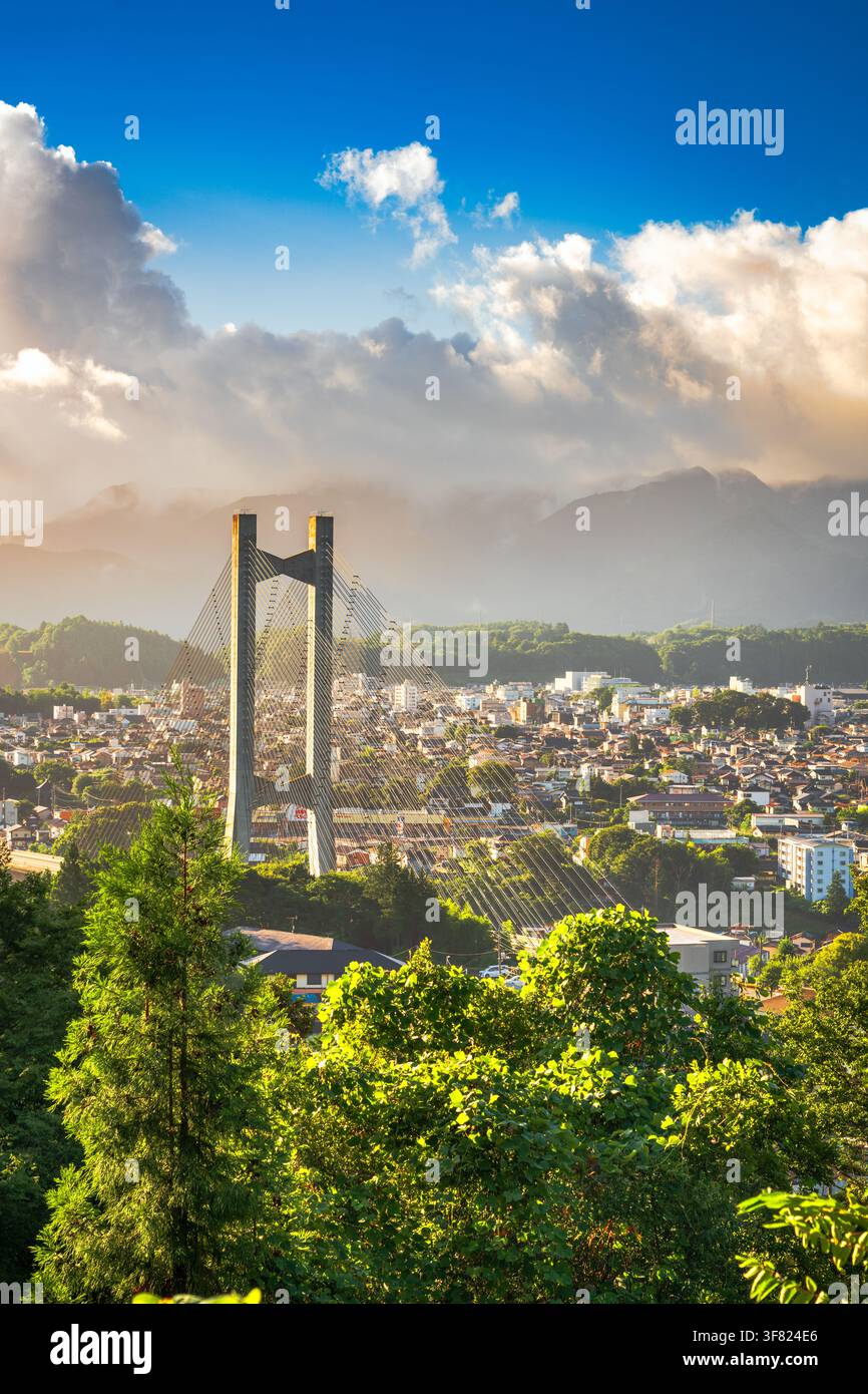 Chichibu, Saitama, Japan Stadtsilhouette und Brücke an einem Sommermorgen. Stockfoto