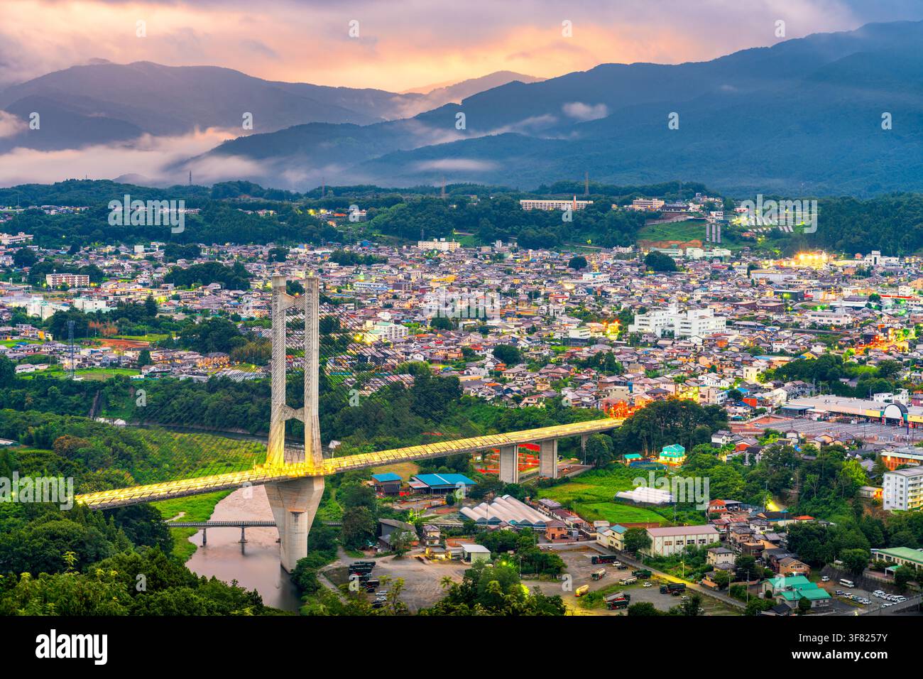 Chichibu, Saitama, Japan Stadtsilhouette und Brücke in der Morgendämmerung. Stockfoto