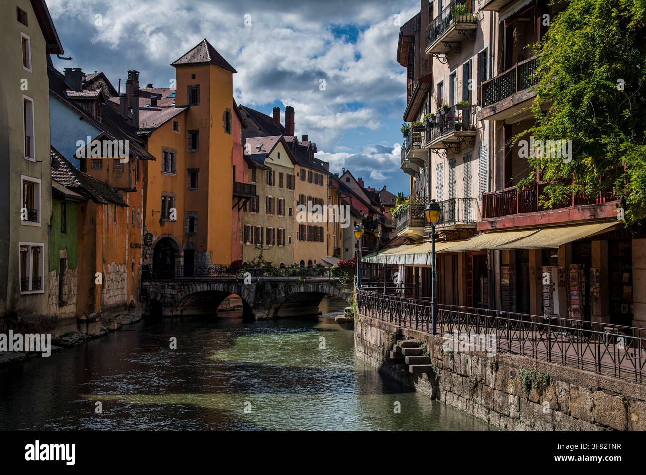 Der malerische Le-Thiou-Kanal und historische Gebäude in der Altstadt von Annecy, Frankreich Stockfoto