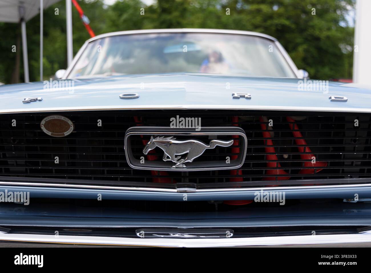 Koprivnice, Tschechische Republik, Tschechien - 31. Mai 2026: Ford Mustang 1967 - Logo und Marke des Automobilherstellers. Detail eines alten historischen Klassikers Stockfoto