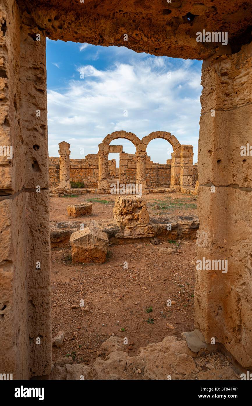 Ruinen antiker Architektur, die durch einen steinernen Rahmen in Apollonia betrachtet werden, und die Überreste einer griechischen Stadt im östlichen Libyen zeigen Stockfoto