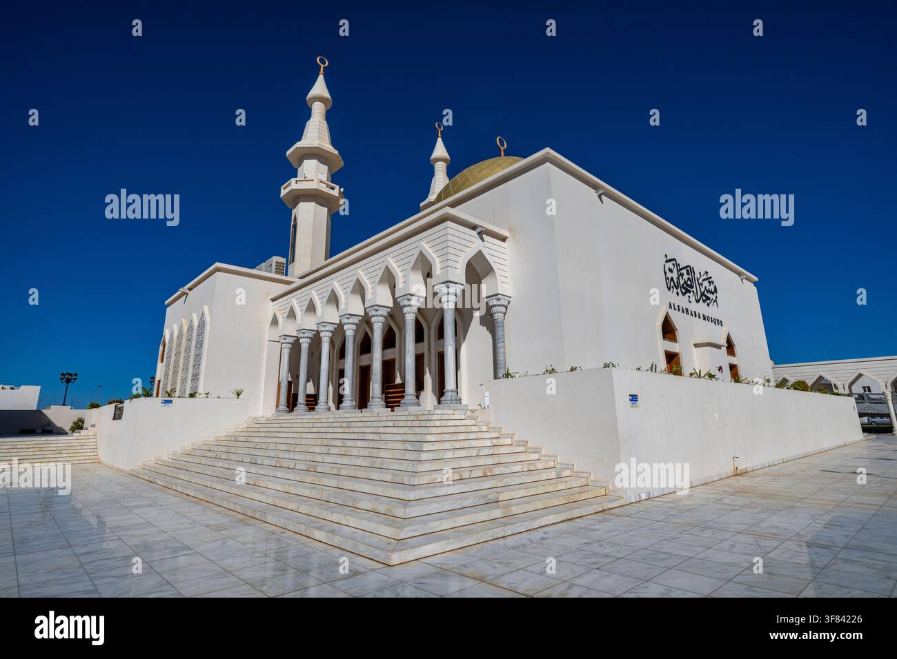 Schöne Architektur der As-Sahabah-Moschee im Osten Libyens unter klarem blauem Himmel Stockfoto