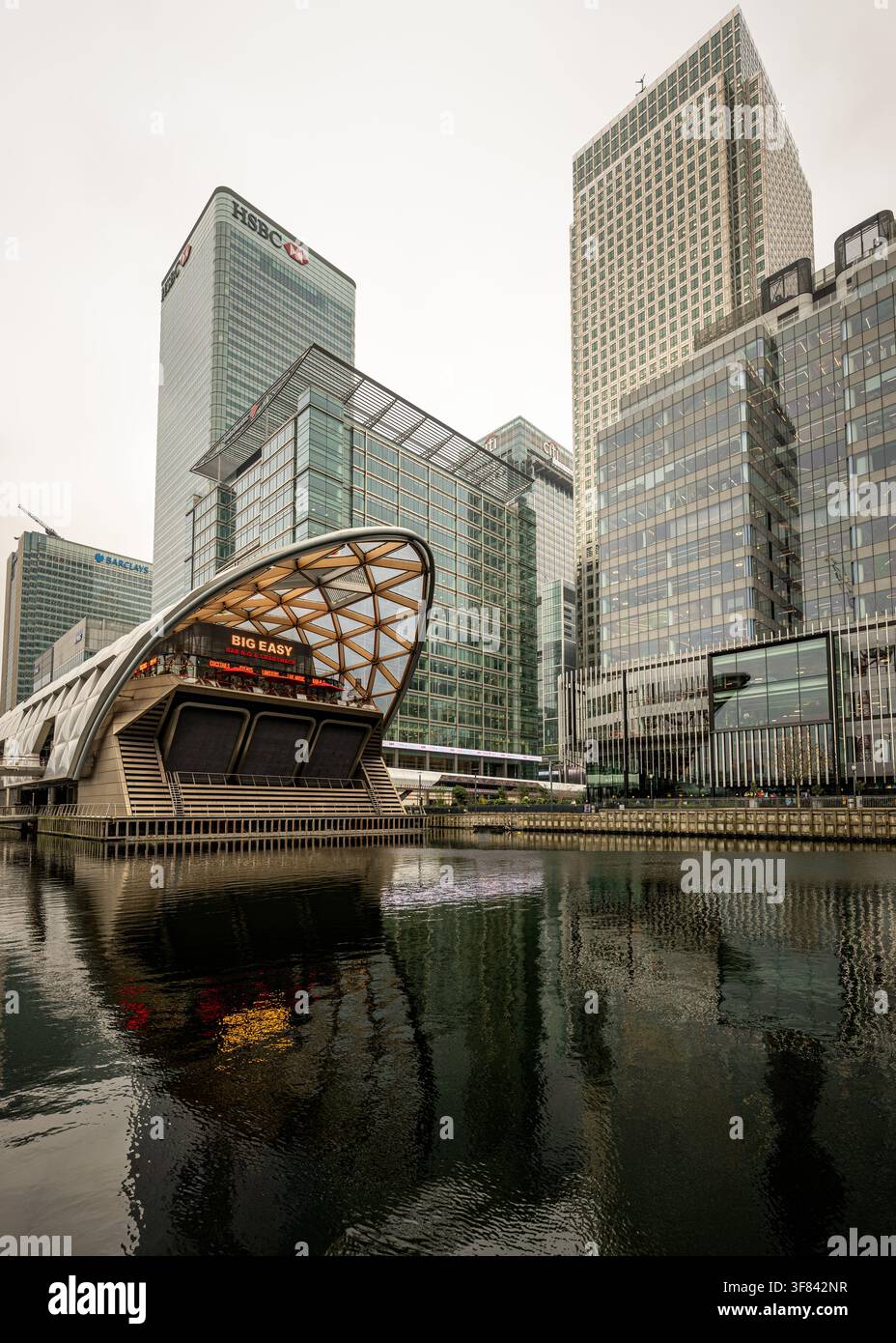 Crossrail Place und Canary Wharf Wolkenkratzer spiegeln sich im Norddock in London wider Stockfoto