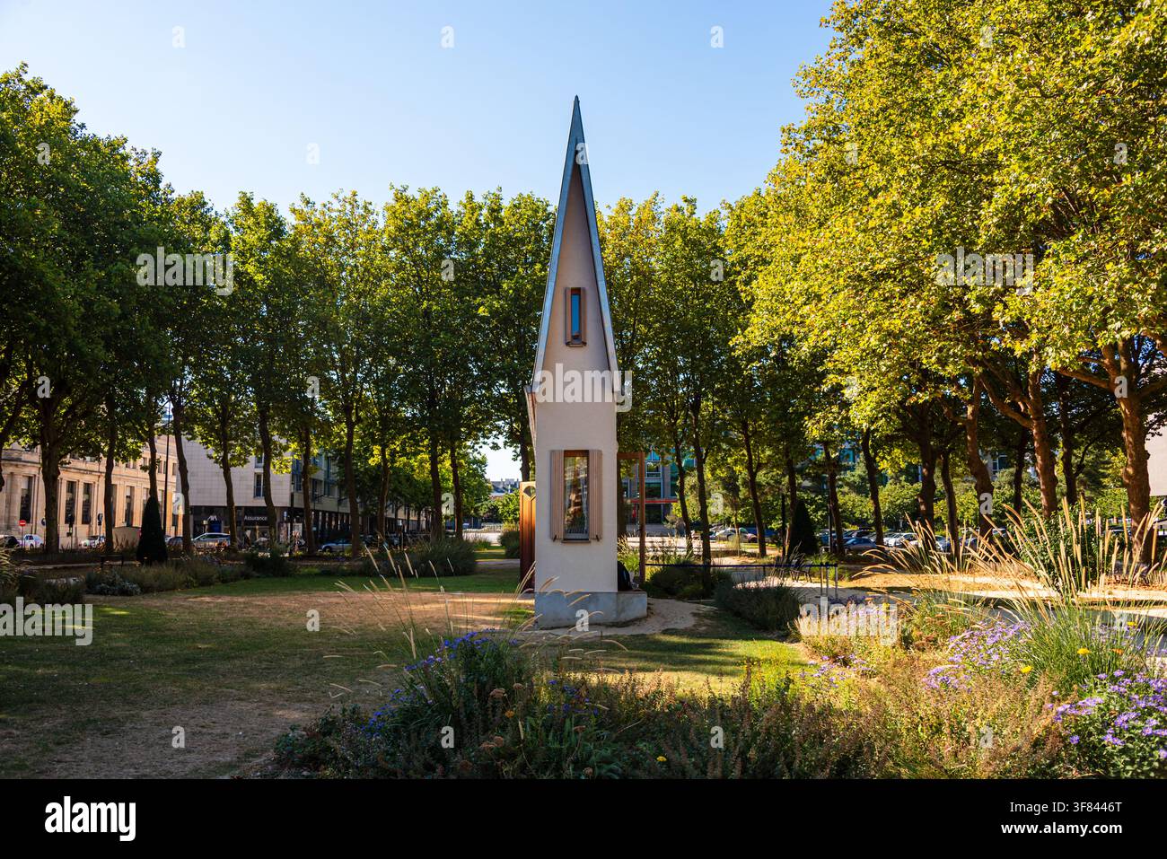 Kreative Kunstinstallation Narrow House von Erwin Wurm im Le Havre im Sommerlicht mit umgebender Vegetation Stockfoto