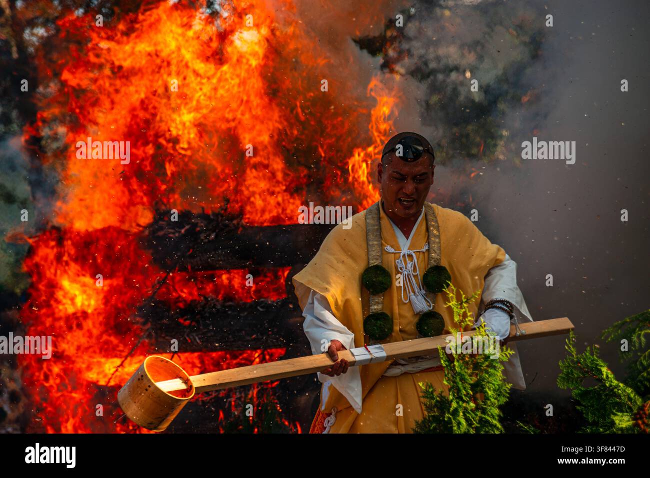 Shugend-Mönch führt ein Feuerritual auf einem Herbstfest zur spirituellen Reinigung in Japan durch Stockfoto