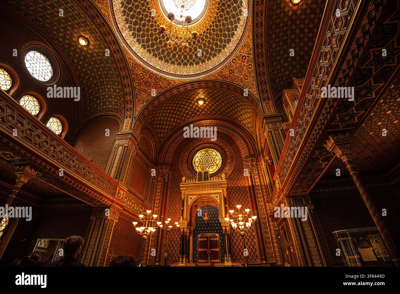 Goldene Kuppel mit arabeskenartigen Mustern in einer historischen Synagoge in Prag Stockfoto