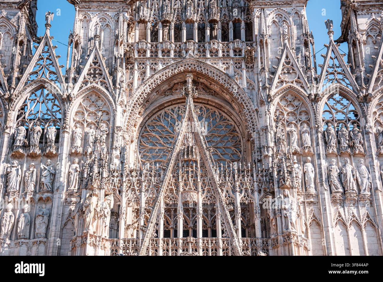 Verzierte gotische Fassade der Kathedrale von Rouen zeigt kunstvolle Details und Handwerkskunst in der Normandie, Frankreich Stockfoto