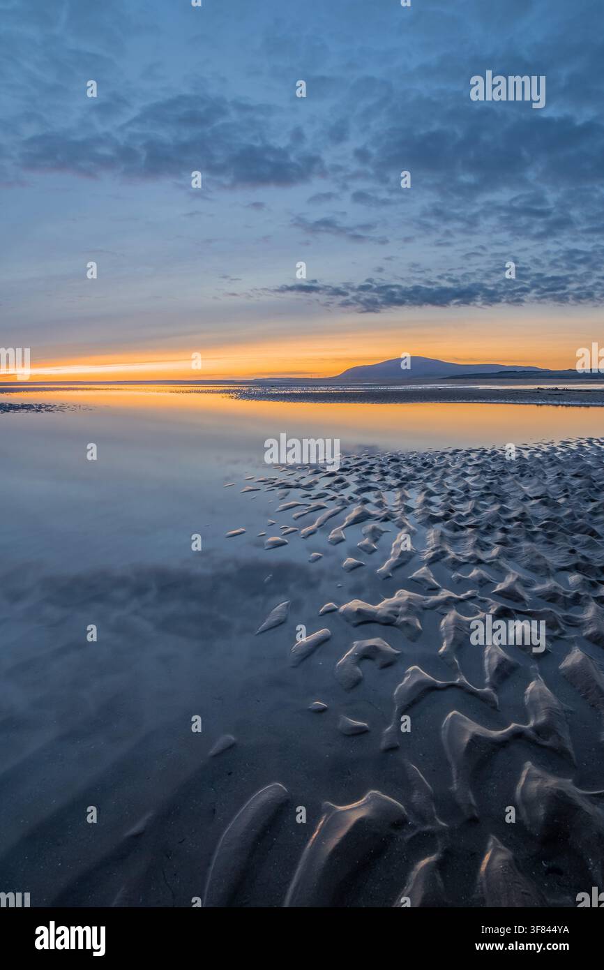 Blick auf Black Combe von Walney Island bei Dämmerung an der Cumbrian Küste der Furness Halbinsel in Großbritannien Stockfoto
