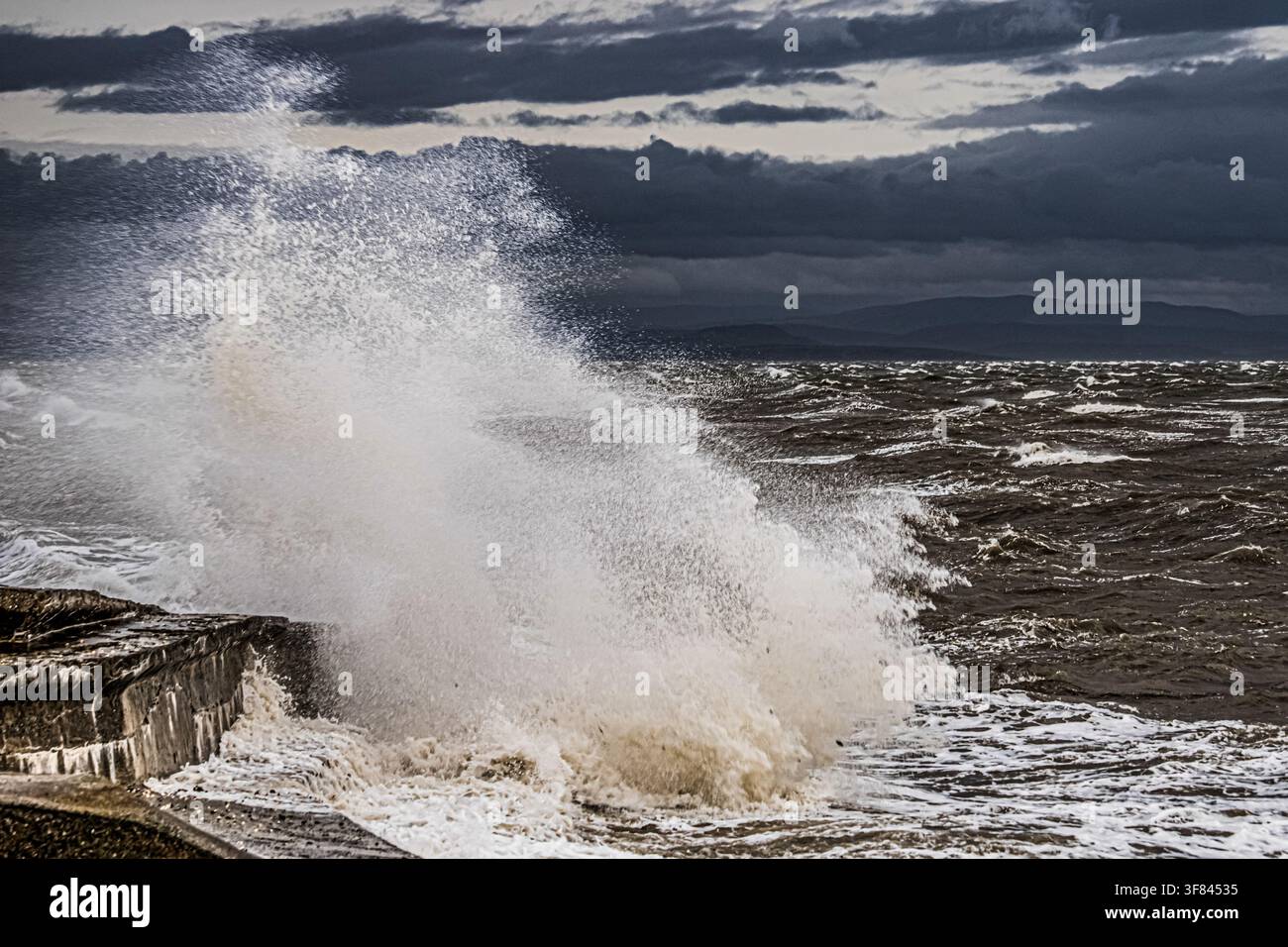 Starke Winde verursachen große Wellen an der Küste während stürmischen Wetters in Cumbria am 13. Januar 2022 Stockfoto