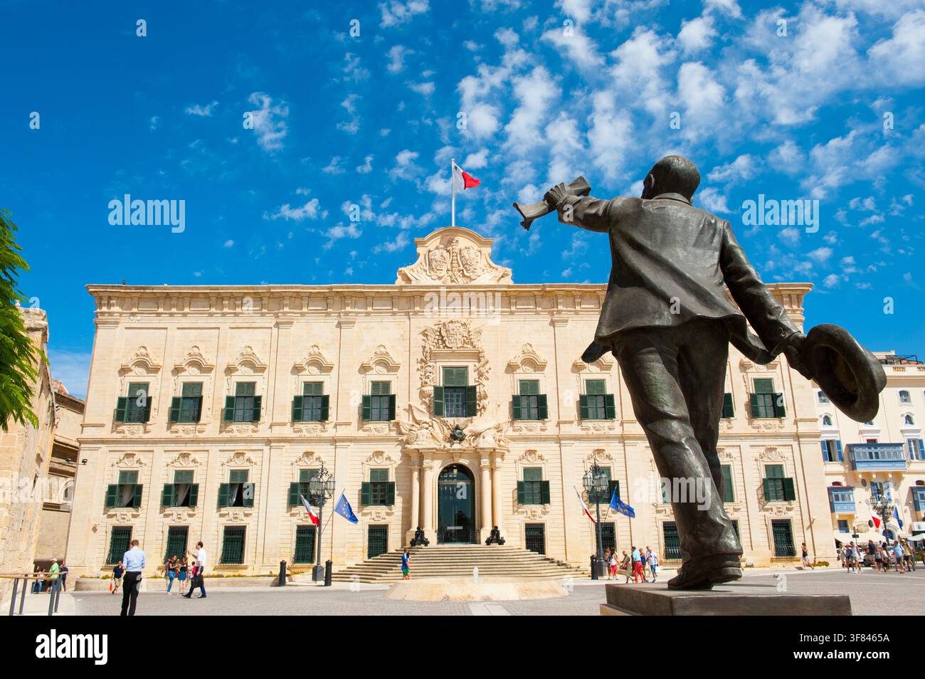 Die Statue von Manwel Dimech steht am Castille-Platz mit der Auberge de Castille im Hintergrund in Valletta, Malta Stockfoto