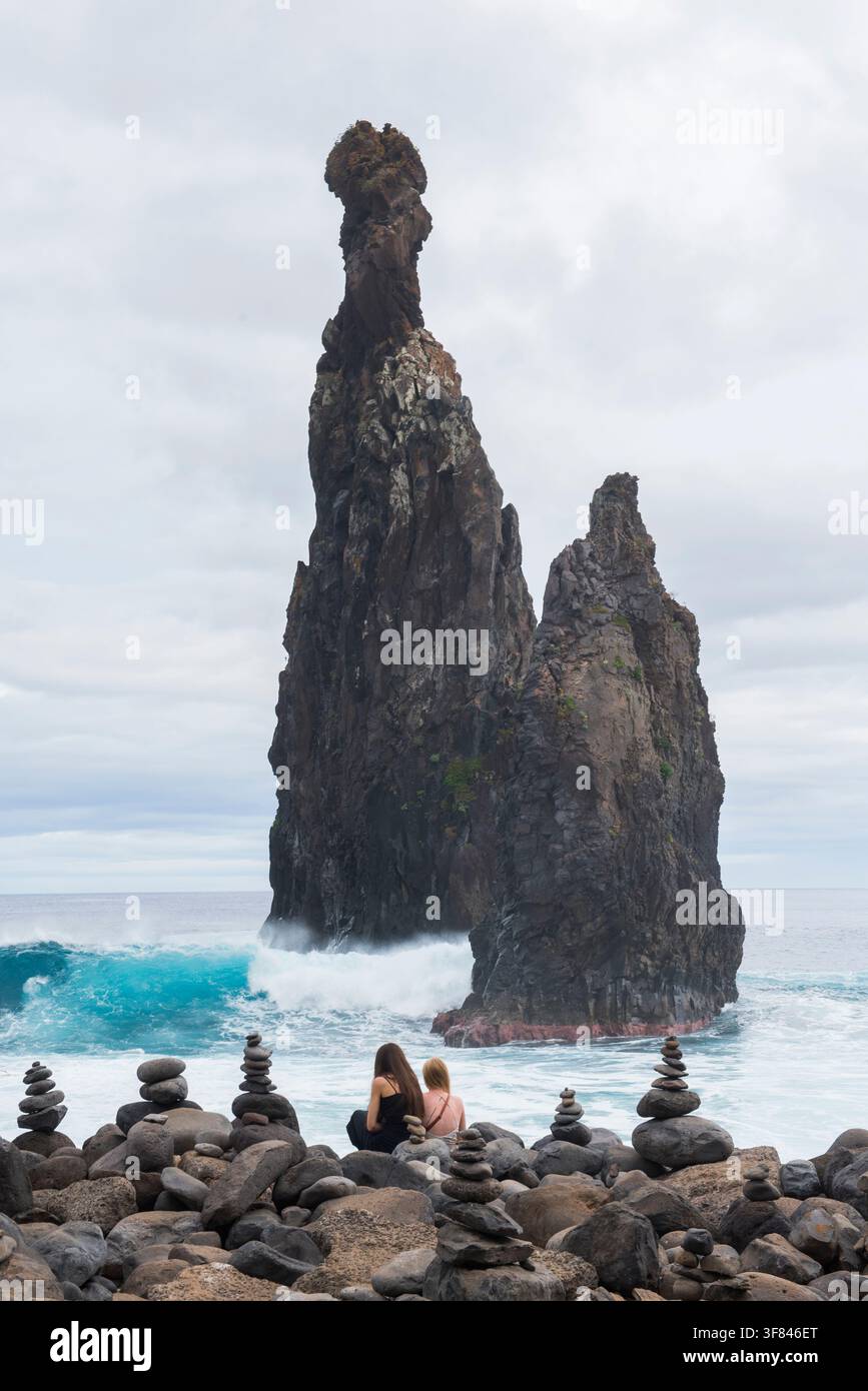 Frauen beobachten vulkanische Inselchen an der Ribeira da Janela an der Küste von Madeira Stockfoto
