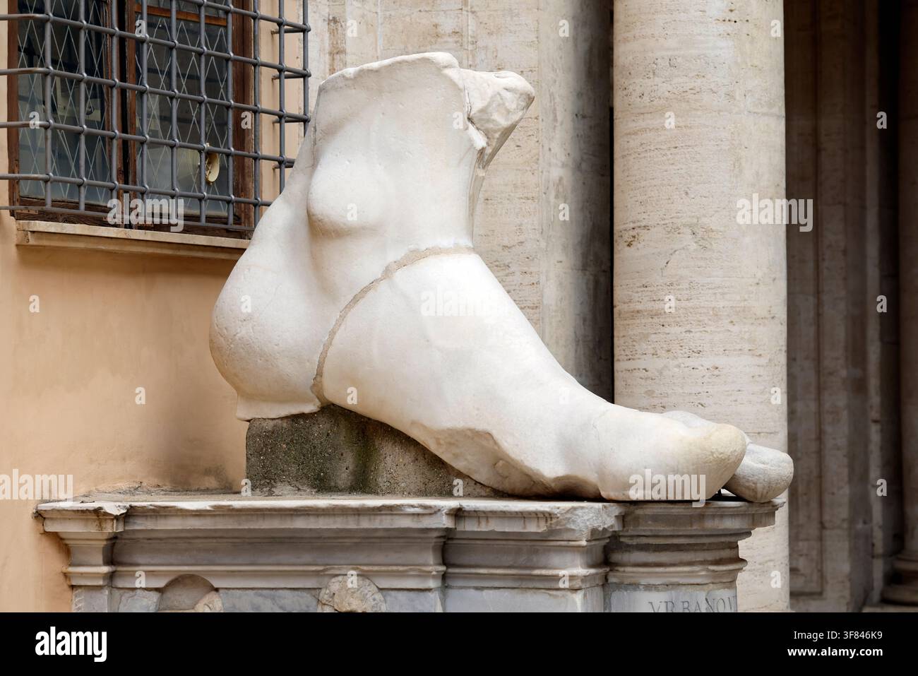 Linker Fuß des Kolosses von Konstantin, ausgestellt im Innenhof des Palazzo dei Conservator in Rom, Italien Stockfoto