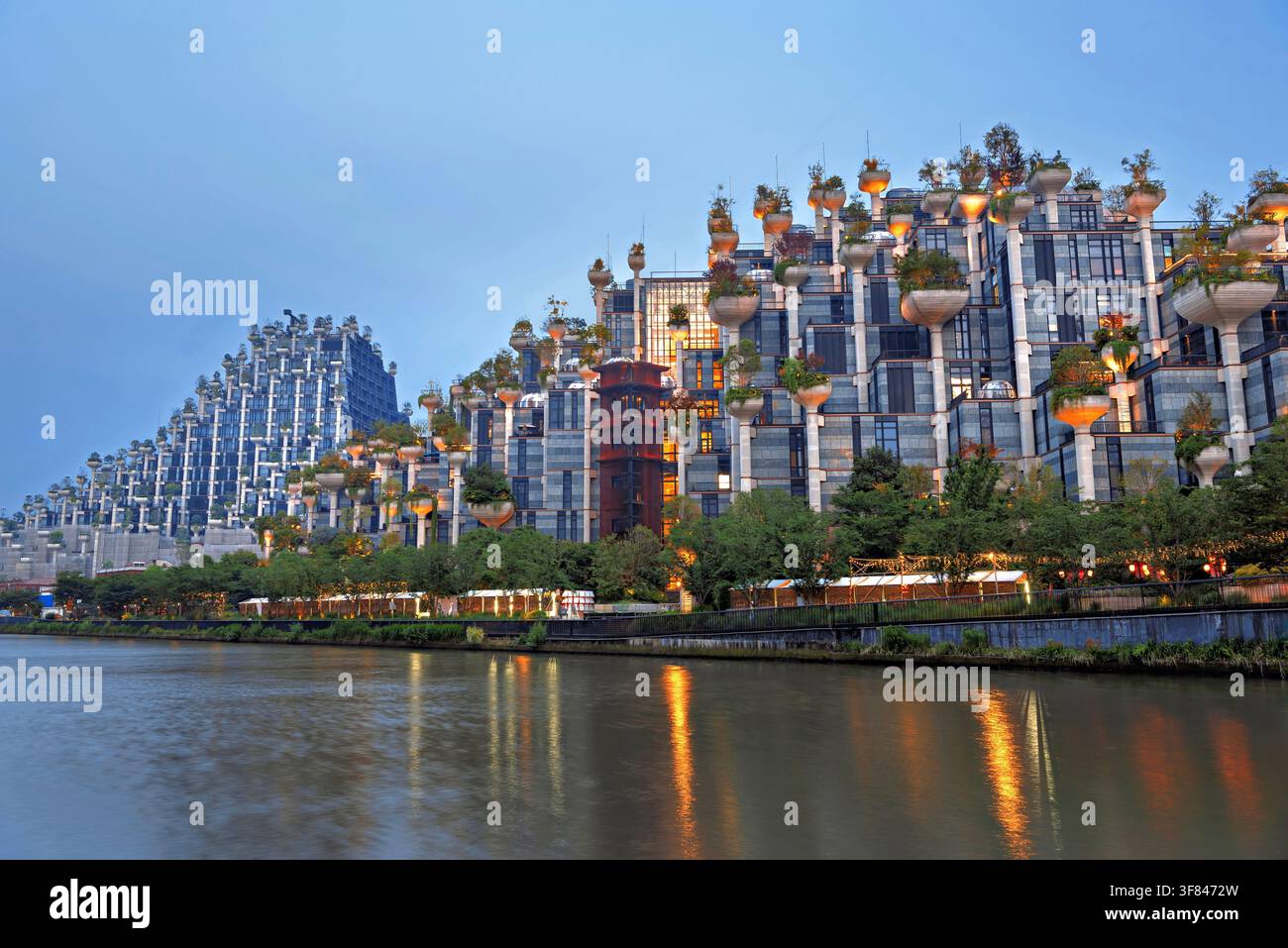 Erkundung von 1000 Bäumen in Shanghai, China, mit seinem einzigartigen Design, das von der Natur und alten Gärten inspiriert ist Stockfoto