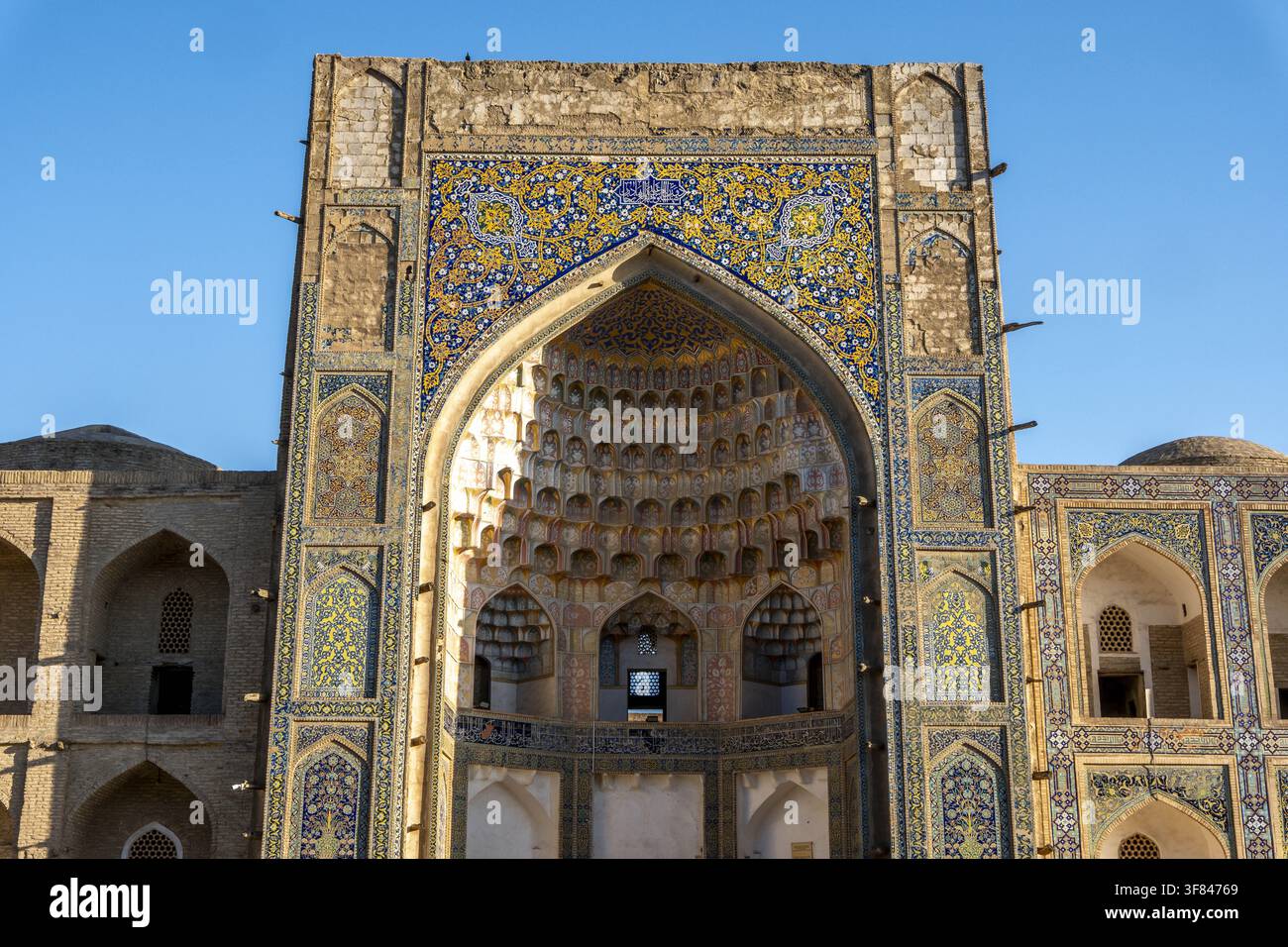 Die Koukeldach-Madrasa zeigt schöne Fliesenarbeit und historische Architektur in Buchara Stockfoto