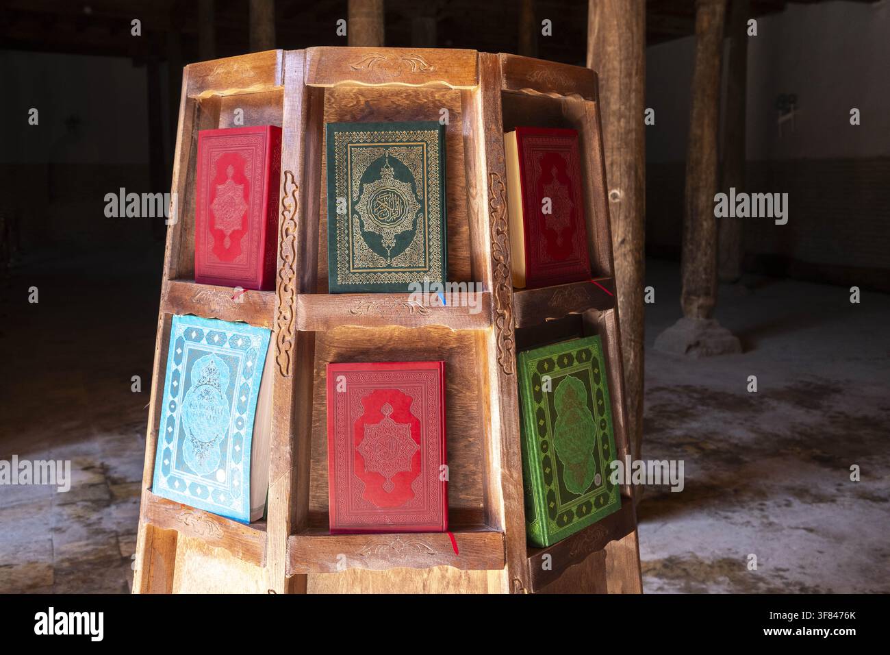 Koranexemplare, die in der Dschuma-Moschee in Chiwa, Usbekistan, ausgestellt sind und islamische Literatur sowie das kulturelle Erbe der Region präsentieren Stockfoto