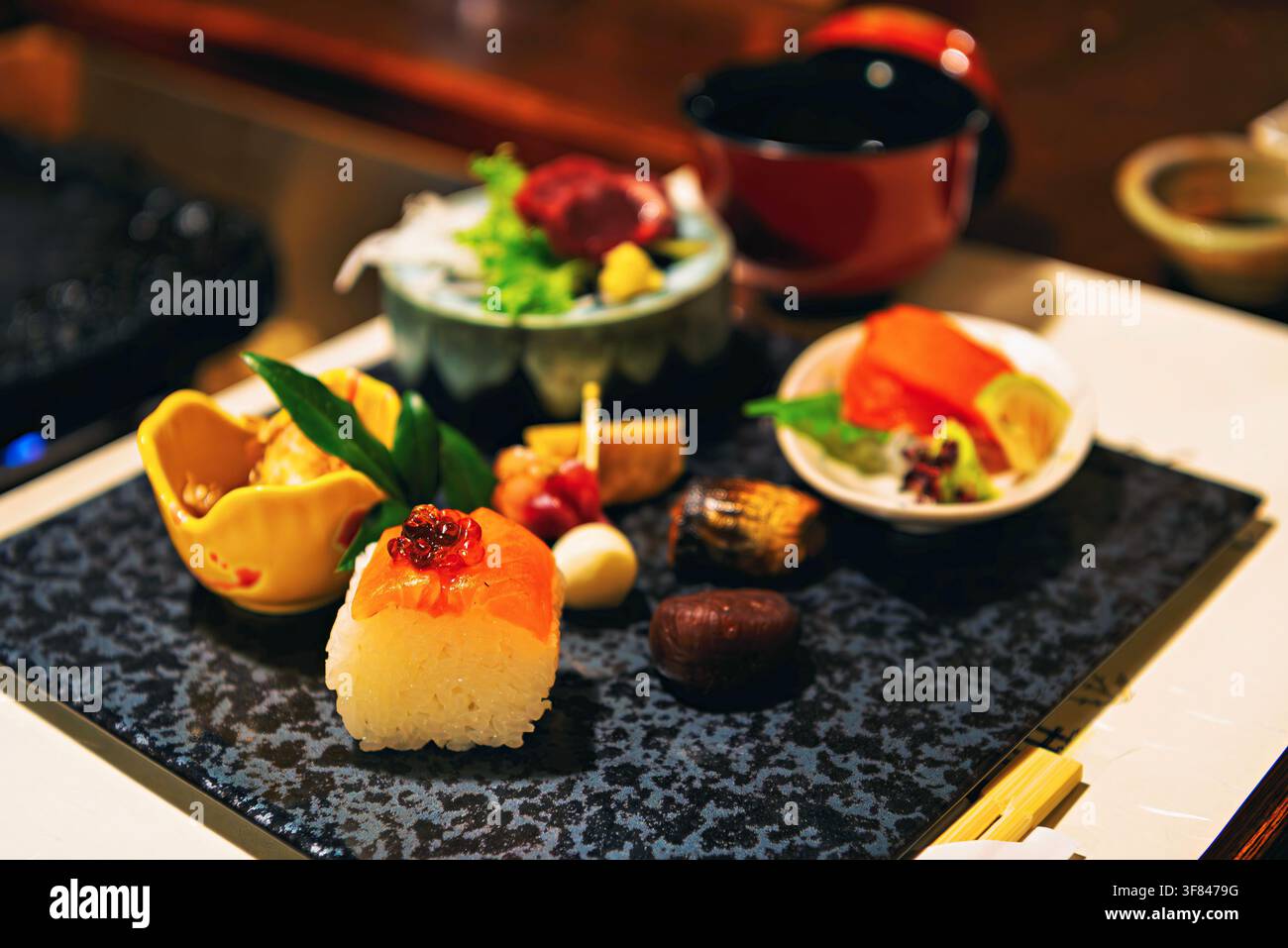 Erleben Sie die Feinheiten eines japanischen Kaiseki-Dinners mit vielfältigen Geschmacksrichtungen in einer traditionellen Umgebung Stockfoto