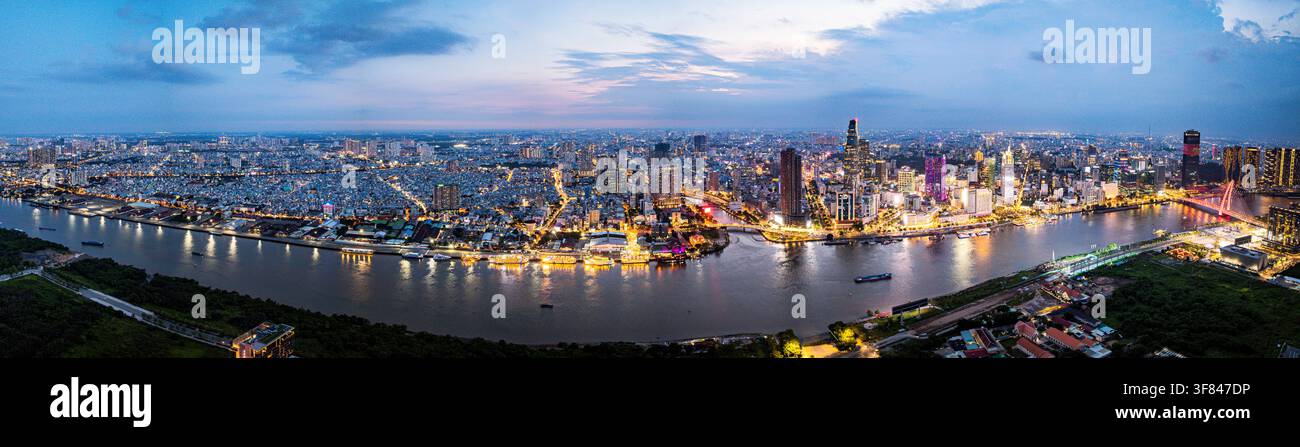 Panoramablick auf die Uferpromenade von Saigon und die Wolkenkratzer in Ho-Chi-Minh-Stadt während der Dämmerungsstunden Stockfoto