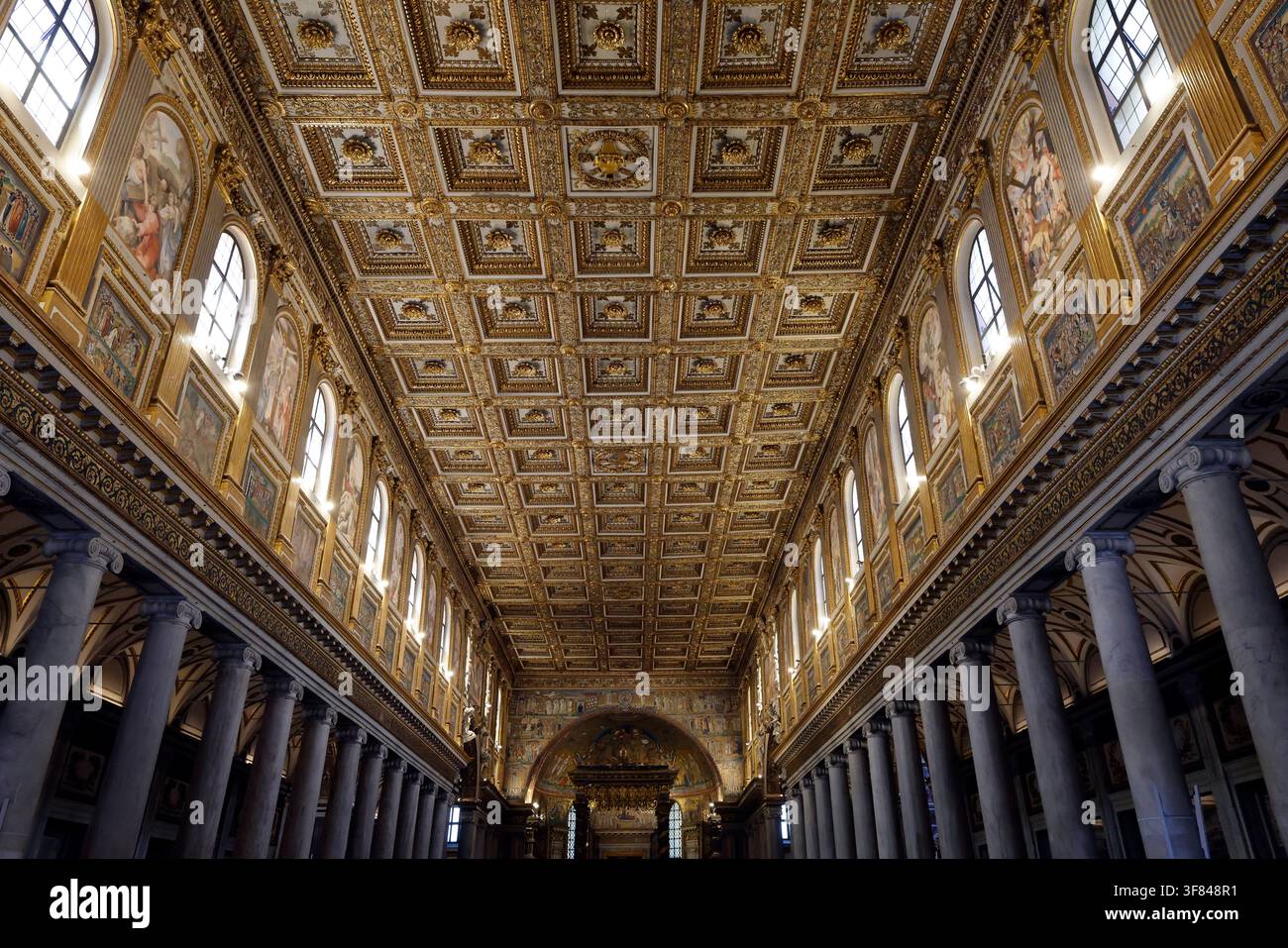 Besuchen Sie das kunstvoll gestaltete Langhaus mit Kassettendecke und Mosaiken in der Basilika Santa Maria Maggiore in Rom, Italien Stockfoto