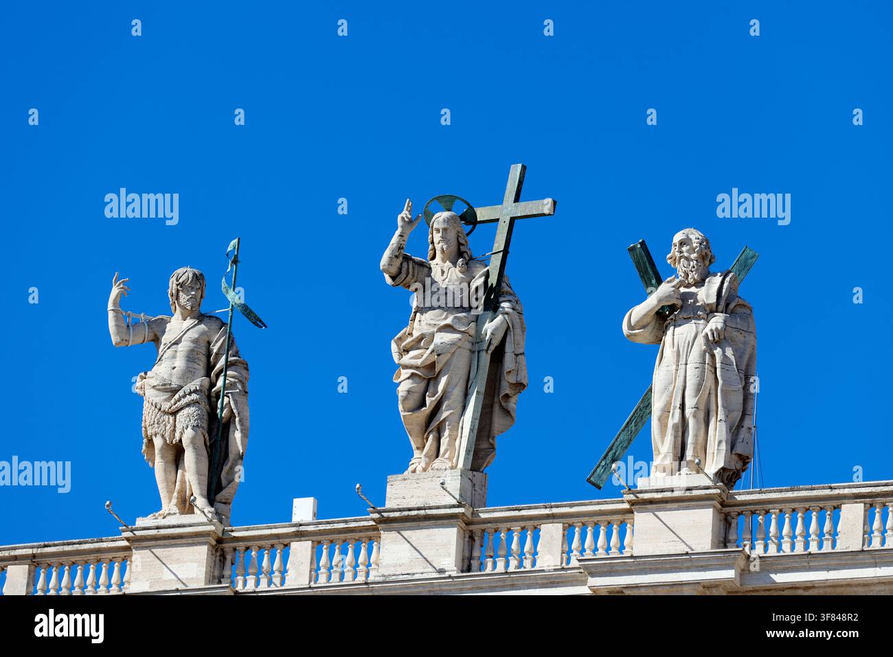 Statuen von Christus und Aposteln an der Fassade der Petersbasilika in Rom, Italien Stockfoto