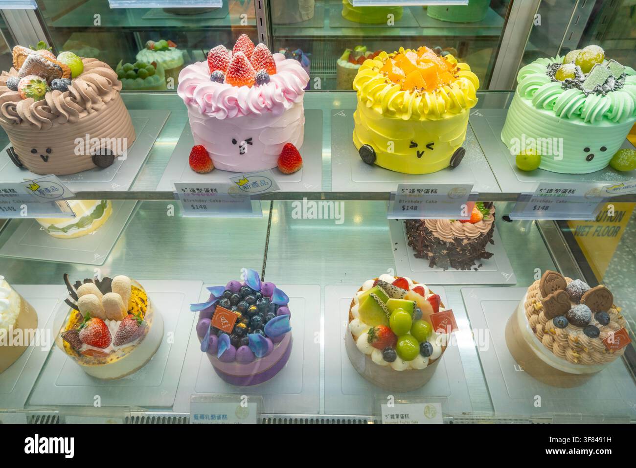 Kuchen, die in einem Schaufenster präsentiert werden, ziehen Kunden im Wan Chai District auf Hong Kong Island, Hongkong, China, Asien an Stockfoto