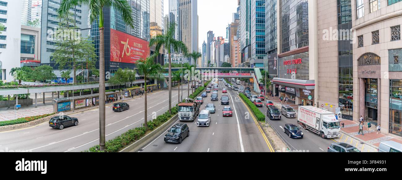 Der Verkehr fließt durch das Wan-Chai-Viertel während eines geschäftigen Tages in Hongkong Stockfoto