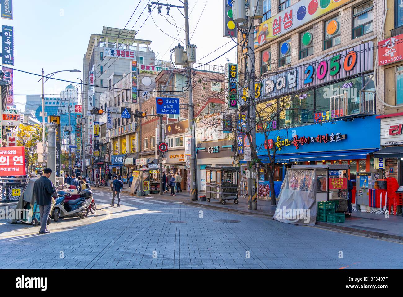 Schilder und Läden im Bukchon Hanok Village an einem sonnigen Tag in Seoul Stockfoto