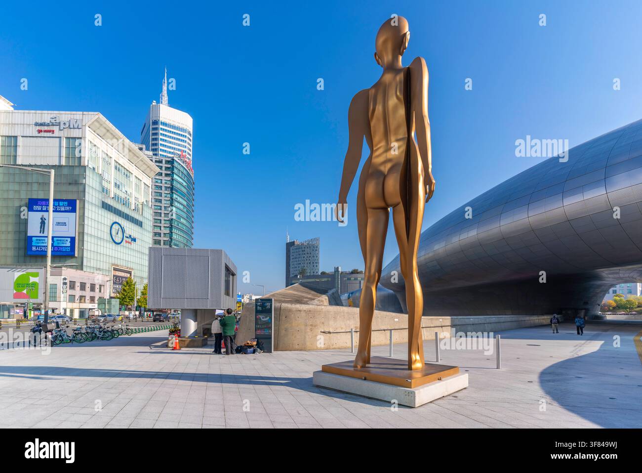 Ansicht der Goldenen Skulptur am Dongdaemun Design Plaza in Seoul an einem sonnigen Tag Stockfoto