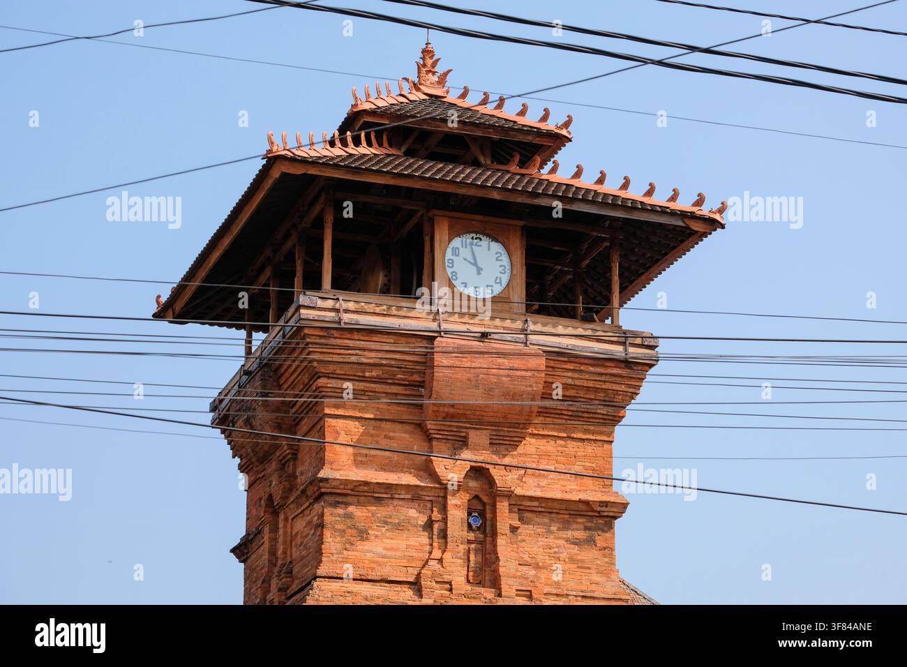 Der Name der Menara Kudus Moschee. Diese Moschee ist das Erbe eines der Wali Songo, nämlich Sunan Kudus. Die Moschee ist eine Akkulturation von Islam und Hinduismus. Stockfoto