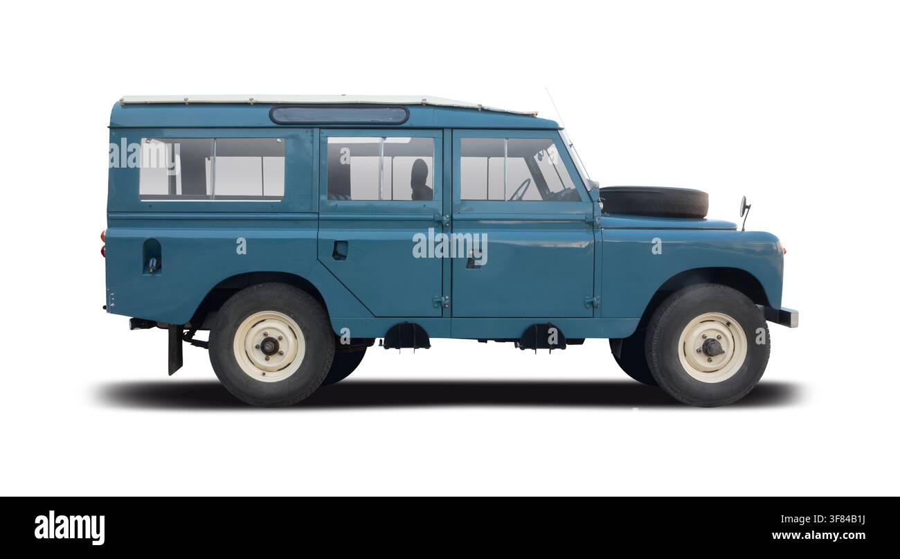 Blauer klassischer Vintage-Offroad-4x4-Land Rover Serie II, Seitenansicht isoliert auf weißem Hintergrund Stockfoto