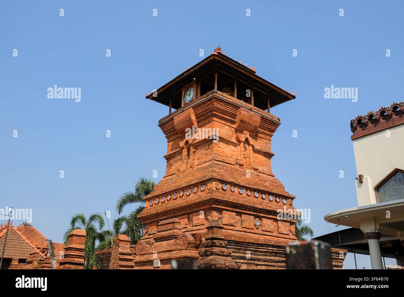 Der Name der Menara Kudus Moschee. Diese Moschee ist das Erbe eines der Wali Songo, nämlich Sunan Kudus. Die Moschee ist eine Akkulturation von Islam und Hinduismus. Stockfoto