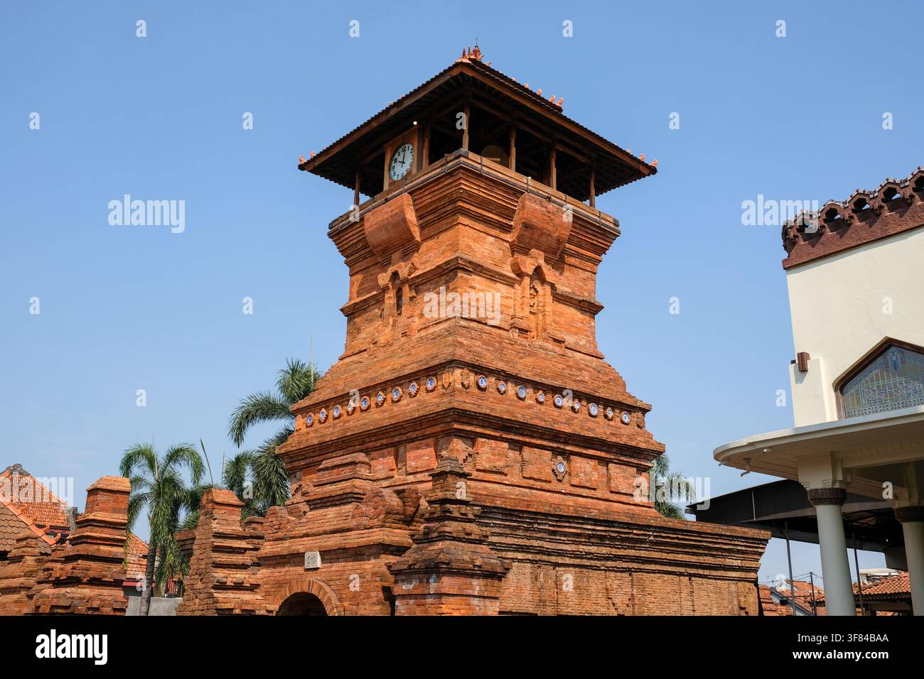 Der Name der Menara Kudus Moschee. Diese Moschee ist das Erbe eines der Wali Songo, nämlich Sunan Kudus. Die Moschee ist eine Akkulturation von Islam und Hinduismus. Stockfoto