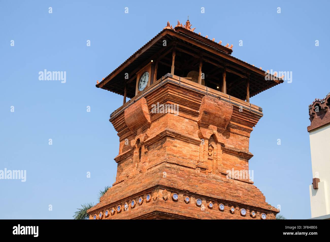 Der Name der Menara Kudus Moschee. Diese Moschee ist das Erbe eines der Wali Songo, nämlich Sunan Kudus. Die Moschee ist eine Akkulturation von Islam und Hinduismus. Stockfoto