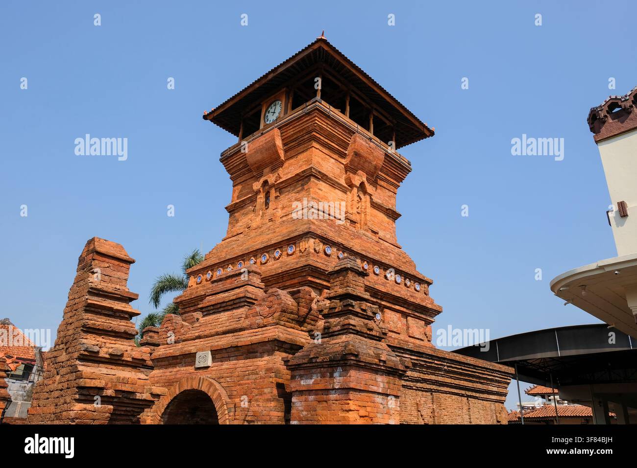 Der Name der Menara Kudus Moschee. Diese Moschee ist das Erbe eines der Wali Songo, nämlich Sunan Kudus. Die Moschee ist eine Akkulturation von Islam und Hinduismus. Stockfoto