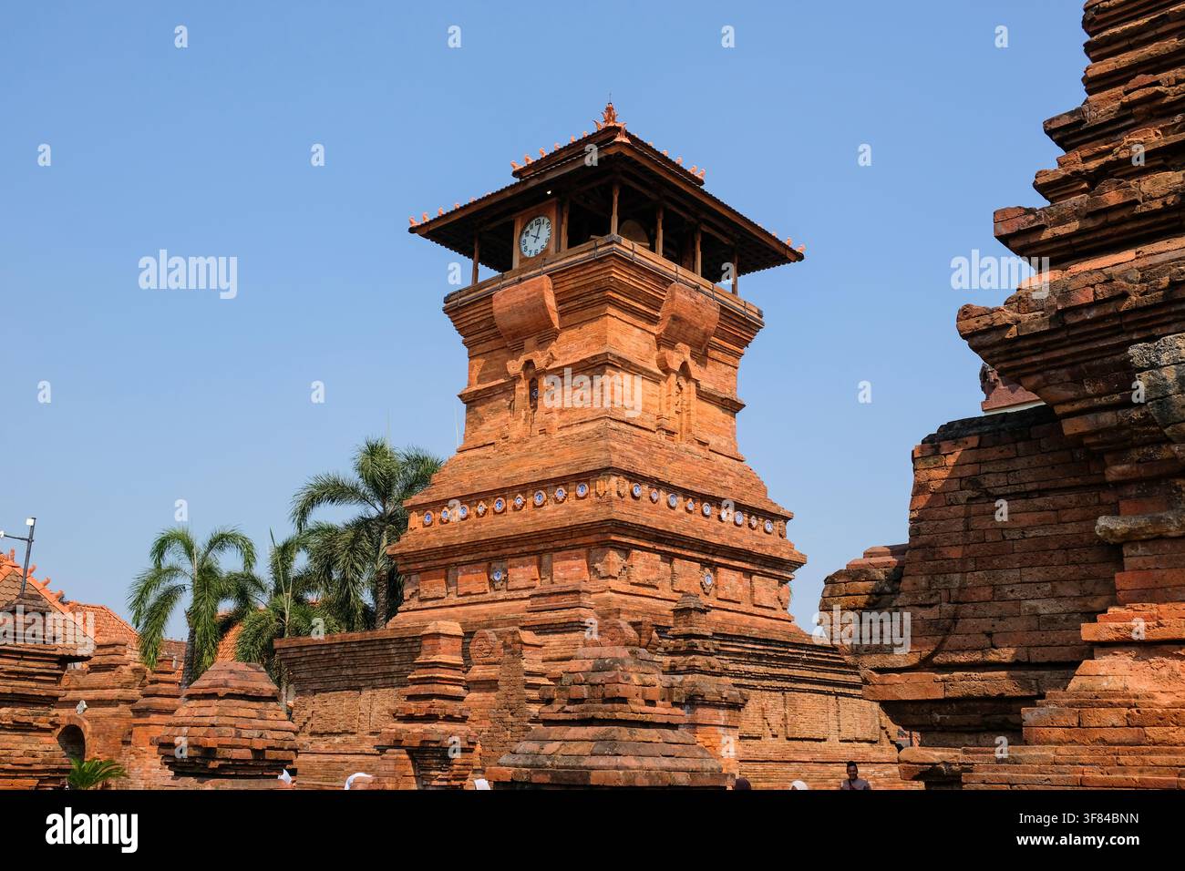 Der Name der Menara Kudus Moschee. Diese Moschee ist das Erbe eines der Wali Songo, nämlich Sunan Kudus. Die Moschee ist eine Akkulturation von Islam und Hinduismus. Stockfoto