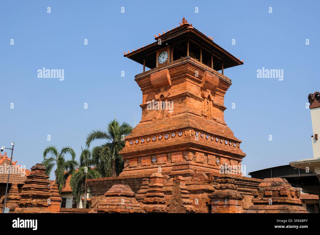 Der Name der Menara Kudus Moschee. Diese Moschee ist das Erbe eines der Wali Songo, nämlich Sunan Kudus. Die Moschee ist eine Akkulturation von Islam und Hinduismus. Stockfoto