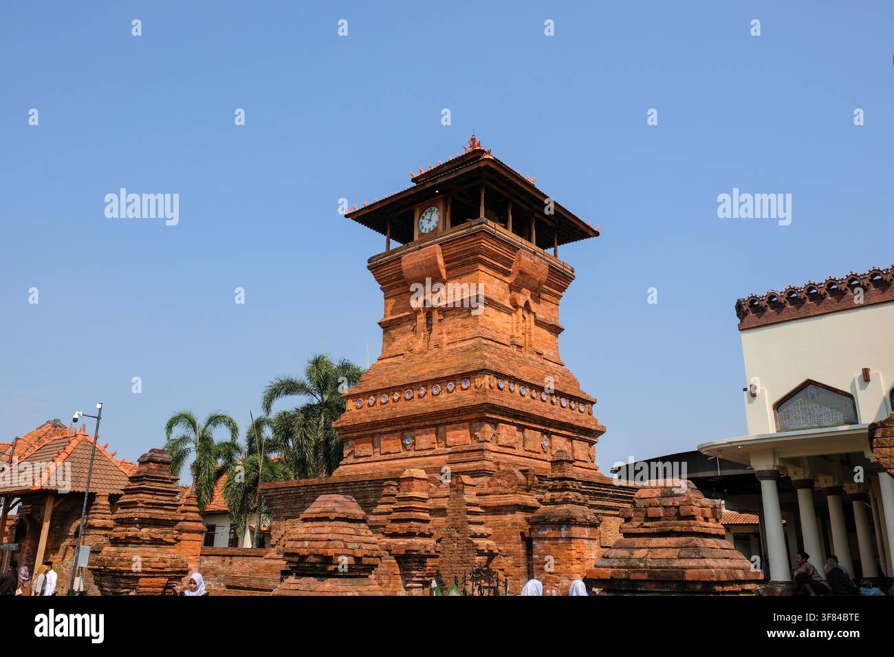 Der Name der Menara Kudus Moschee. Diese Moschee ist das Erbe eines der Wali Songo, nämlich Sunan Kudus. Die Moschee ist eine Akkulturation von Islam und Hinduismus. Stockfoto