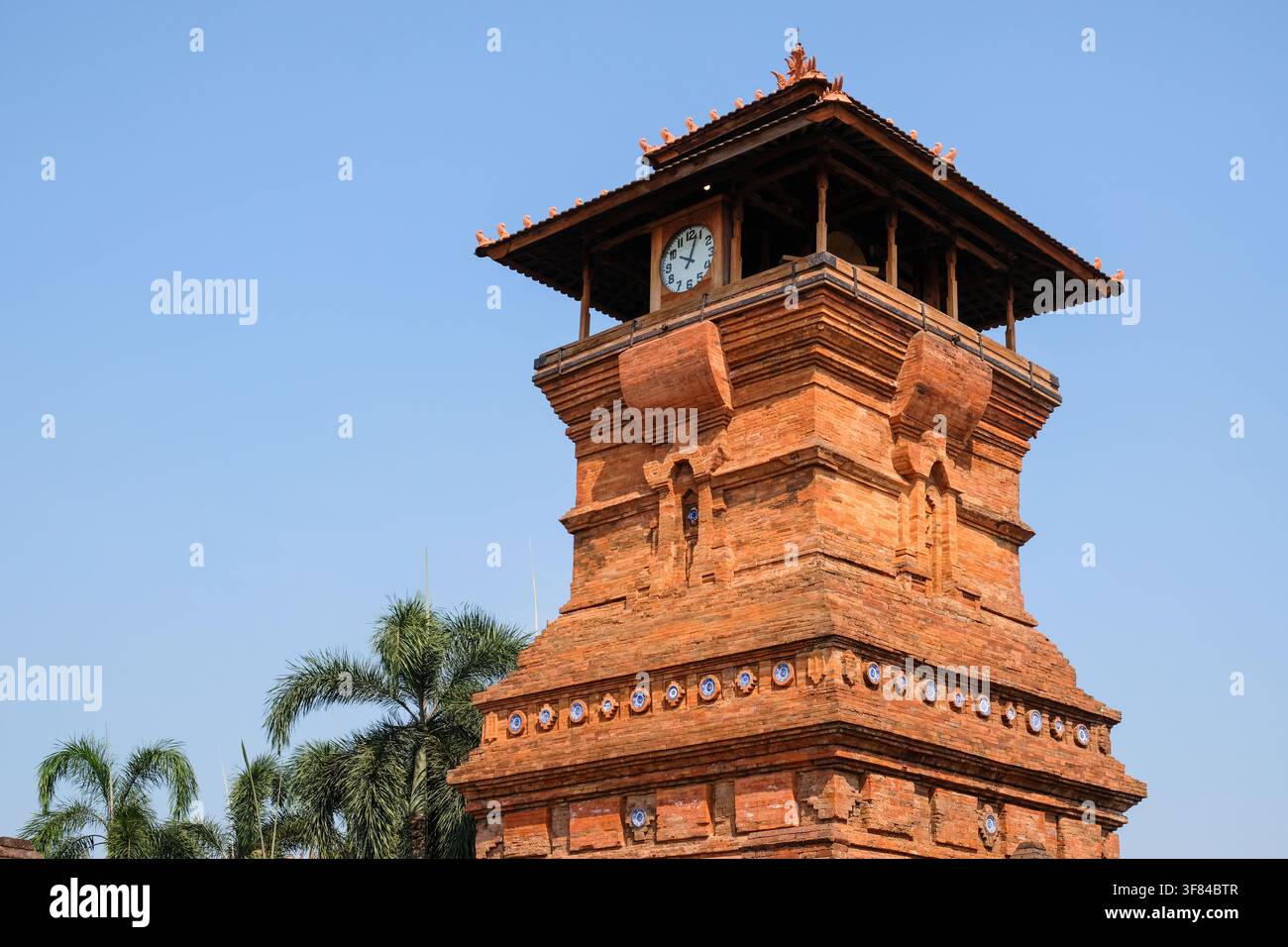 Der Name der Menara Kudus Moschee. Diese Moschee ist das Erbe eines der Wali Songo, nämlich Sunan Kudus. Die Moschee ist eine Akkulturation von Islam und Hinduismus. Stockfoto
