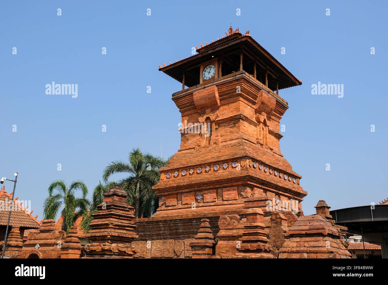 Der Name der Menara Kudus Moschee. Diese Moschee ist das Erbe eines der Wali Songo, nämlich Sunan Kudus. Die Moschee ist eine Akkulturation von Islam und Hinduismus. Stockfoto