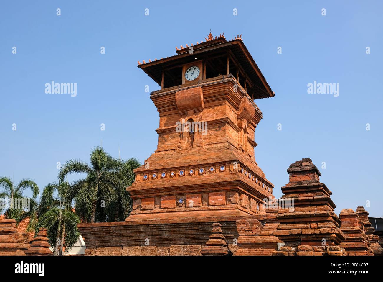 Der Name der Menara Kudus Moschee. Diese Moschee ist das Erbe eines der Wali Songo, nämlich Sunan Kudus. Die Moschee ist eine Akkulturation von Islam und Hinduismus. Stockfoto