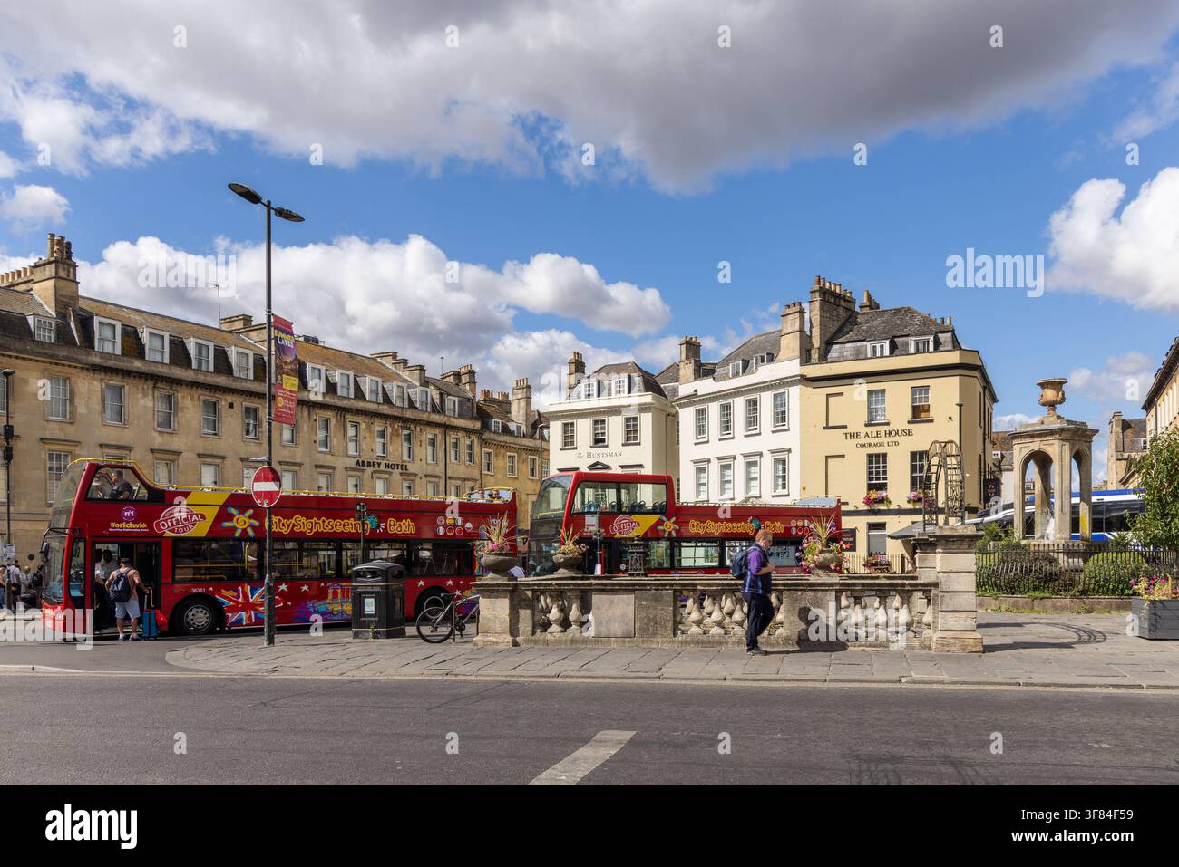 Sehenswürdigkeiten-Bus mit rotem offenen Dach in North Parade, Stadtzentrum von Bath, Somerset, England, UK Stockfoto