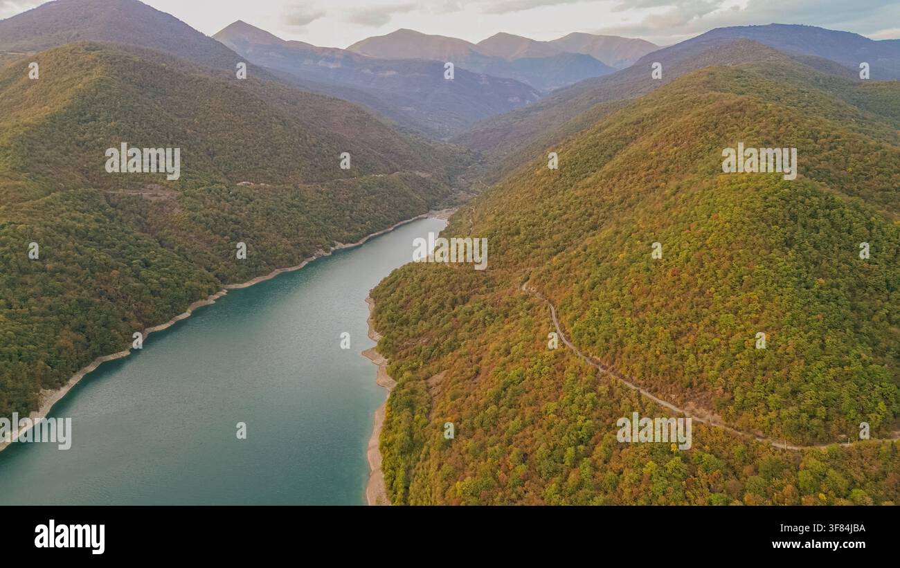 Luftbild des türkisfarbenen Zhinvali-Stausees, umgeben von grünen bewaldeten Kaukasus-Bergen entlang der Georgischen Militärstraße nahe Ananuri in Georgien co Stockfoto